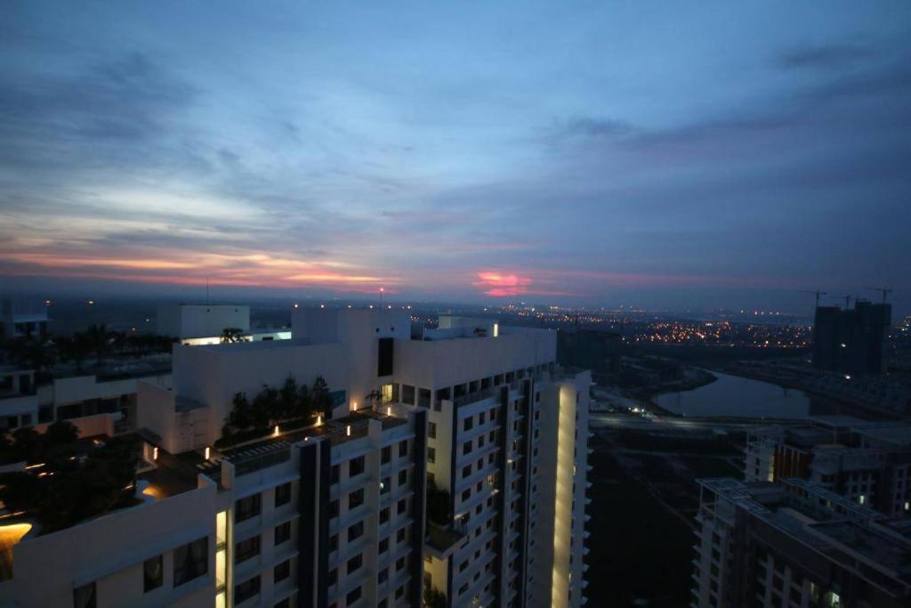 Lovely 3-Bedroom Serviced Apartment @ Cyberjaya Bagian luar foto