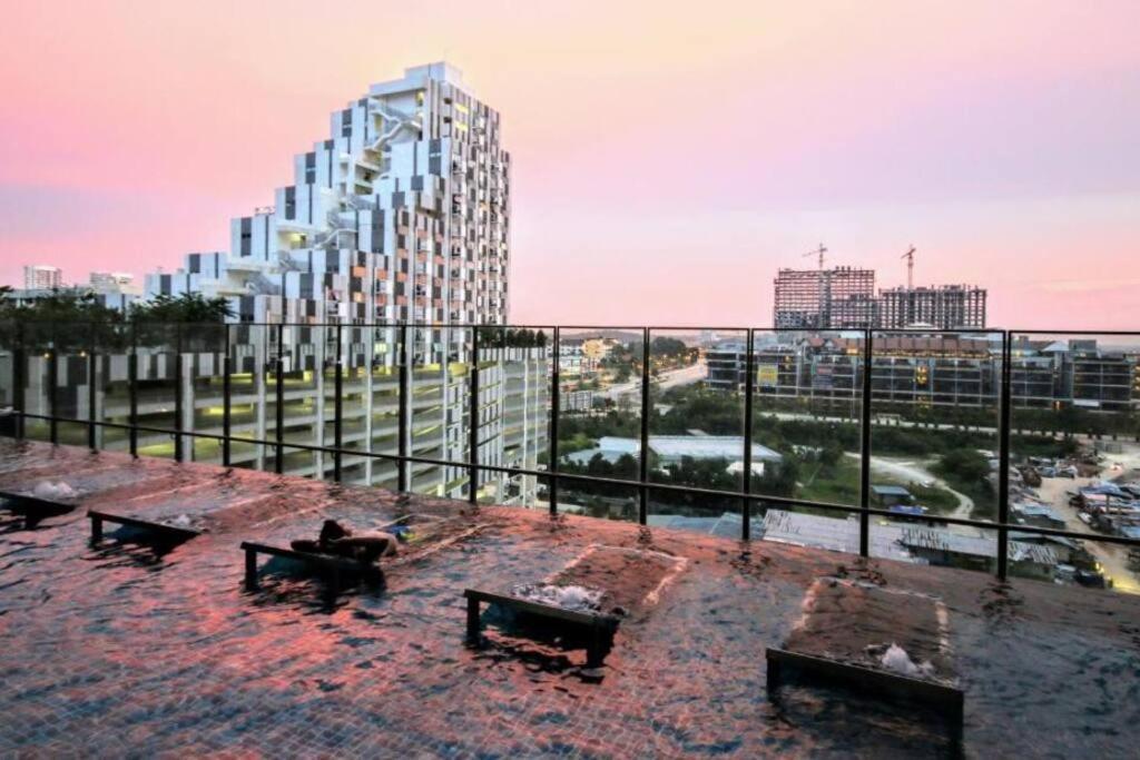Lovely 3-Bedroom Serviced Apartment @ Cyberjaya Bagian luar foto