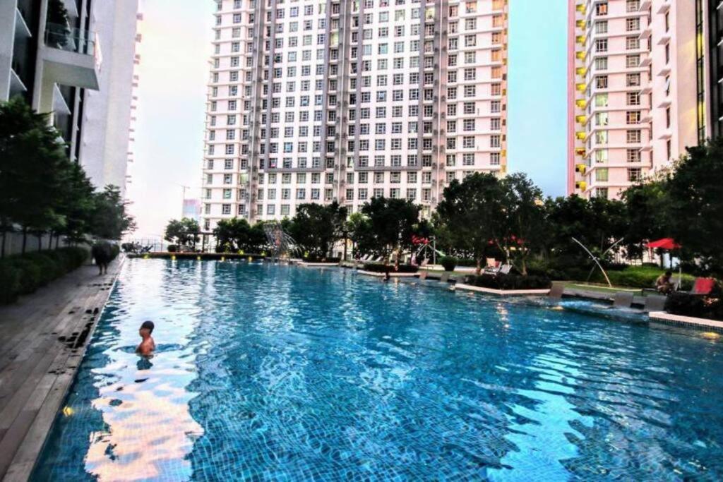 Lovely 3-Bedroom Serviced Apartment @ Cyberjaya Bagian luar foto