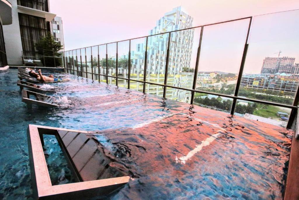 Lovely 3-Bedroom Serviced Apartment @ Cyberjaya Bagian luar foto