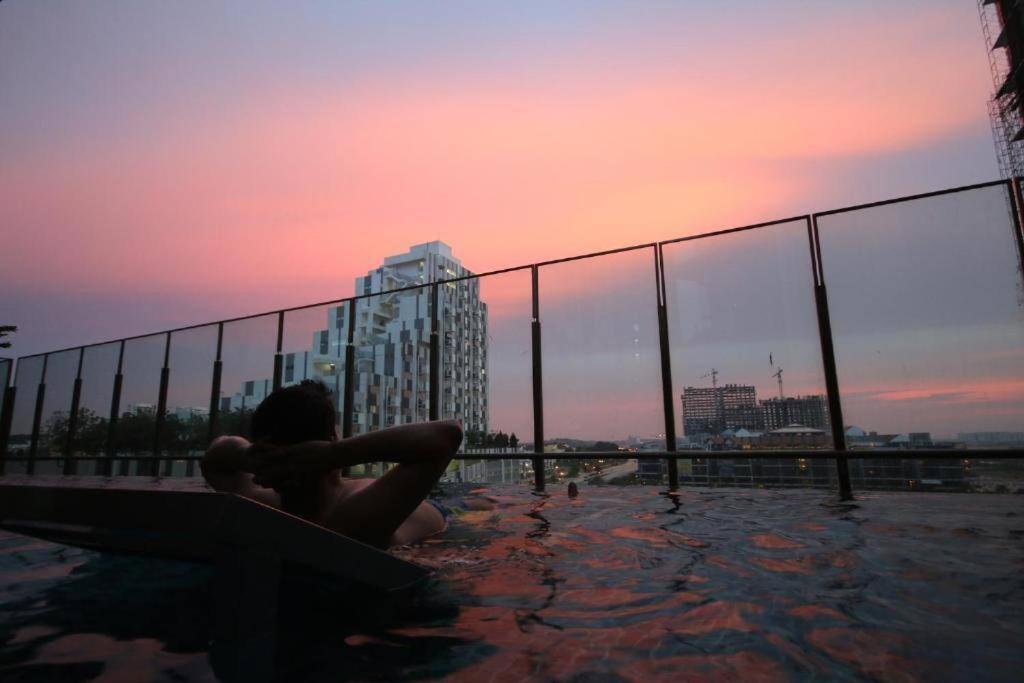 Lovely 3-Bedroom Serviced Apartment @ Cyberjaya Bagian luar foto