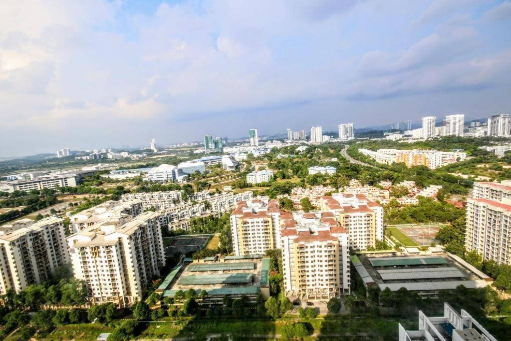 Lovely 3-Bedroom Serviced Apartment @ Cyberjaya Bagian luar foto