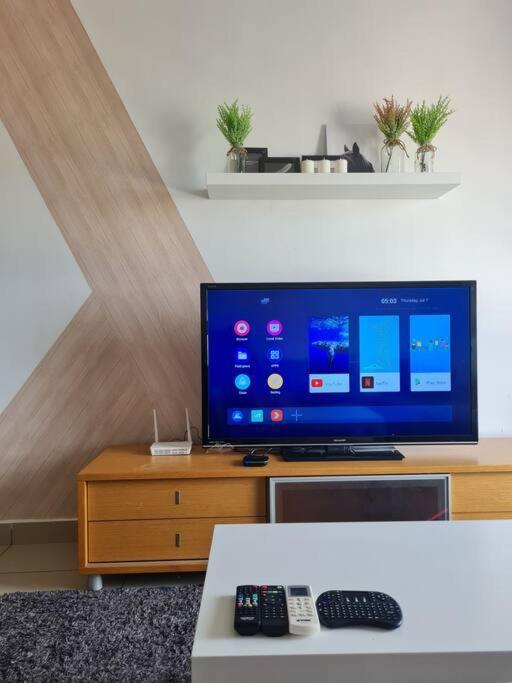Lovely 3-Bedroom Serviced Apartment @ Cyberjaya Bagian luar foto