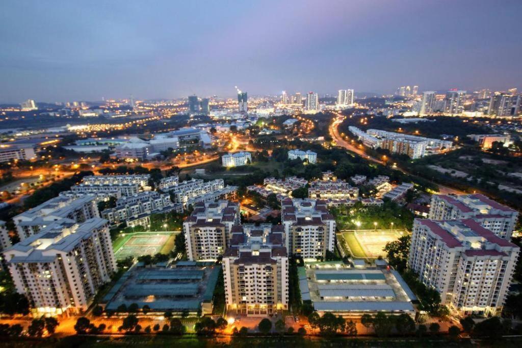 Lovely 3-Bedroom Serviced Apartment @ Cyberjaya Bagian luar foto